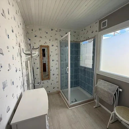 Chalet Pour 7 Personnes A 100m De La Avec Terrasse Et Parking A - Fr-1-784-5