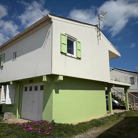 Pour 7 Personnes A 100m De La Avec Terrasse Et Parking A - Fr-1-784-5 Chalet *