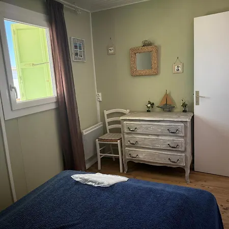 Pour 7 Personnes A 100m De La Avec Terrasse Et Parking A - Fr-1-784-5 Chalet
