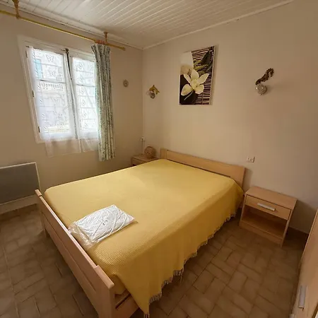 Pour 7 Personnes A 100m De La Avec Terrasse Et Parking A - Fr-1-784-5 Chalet *